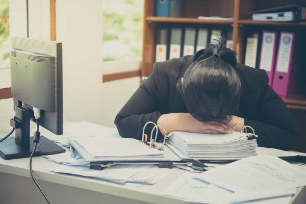 形式主義のコンプライアンスが社員を疲れさせる(写真/shutterstock)