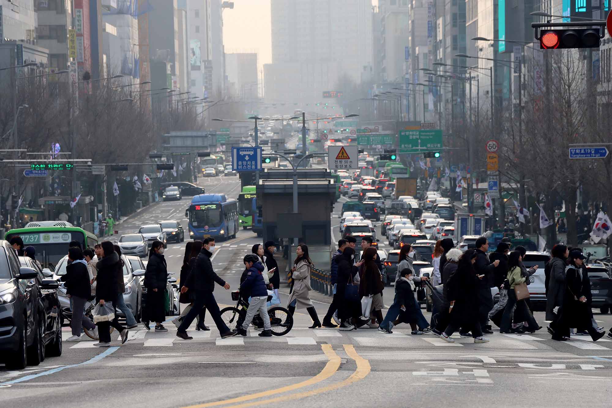 韓国では老若男女それぞれが生きづらさを感じている（写真：細川幸太郎、ソウル市内の繁華街）