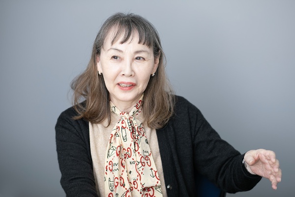 「先行作品には敬意を持ちますが、あまり意識はしません」と話す朝井まかてさん 「先行作品には敬意を持ちますが、あまり意識はしません」と話す朝井まかてさん