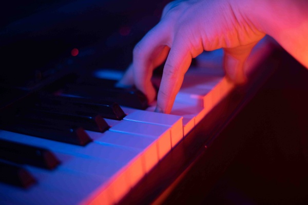 クロックはナイトクラブでピアノを弾いていたこともあるという（写真はイメージ）（写真／Shutterstock）