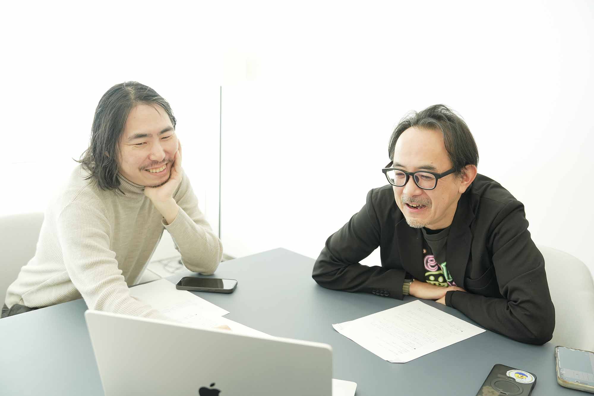 深津さんの作成したAIポッドキャスターのラジオ番組を聞く2人 深津さんの作成したAIポッドキャスターのラジオ番組を聞く2人