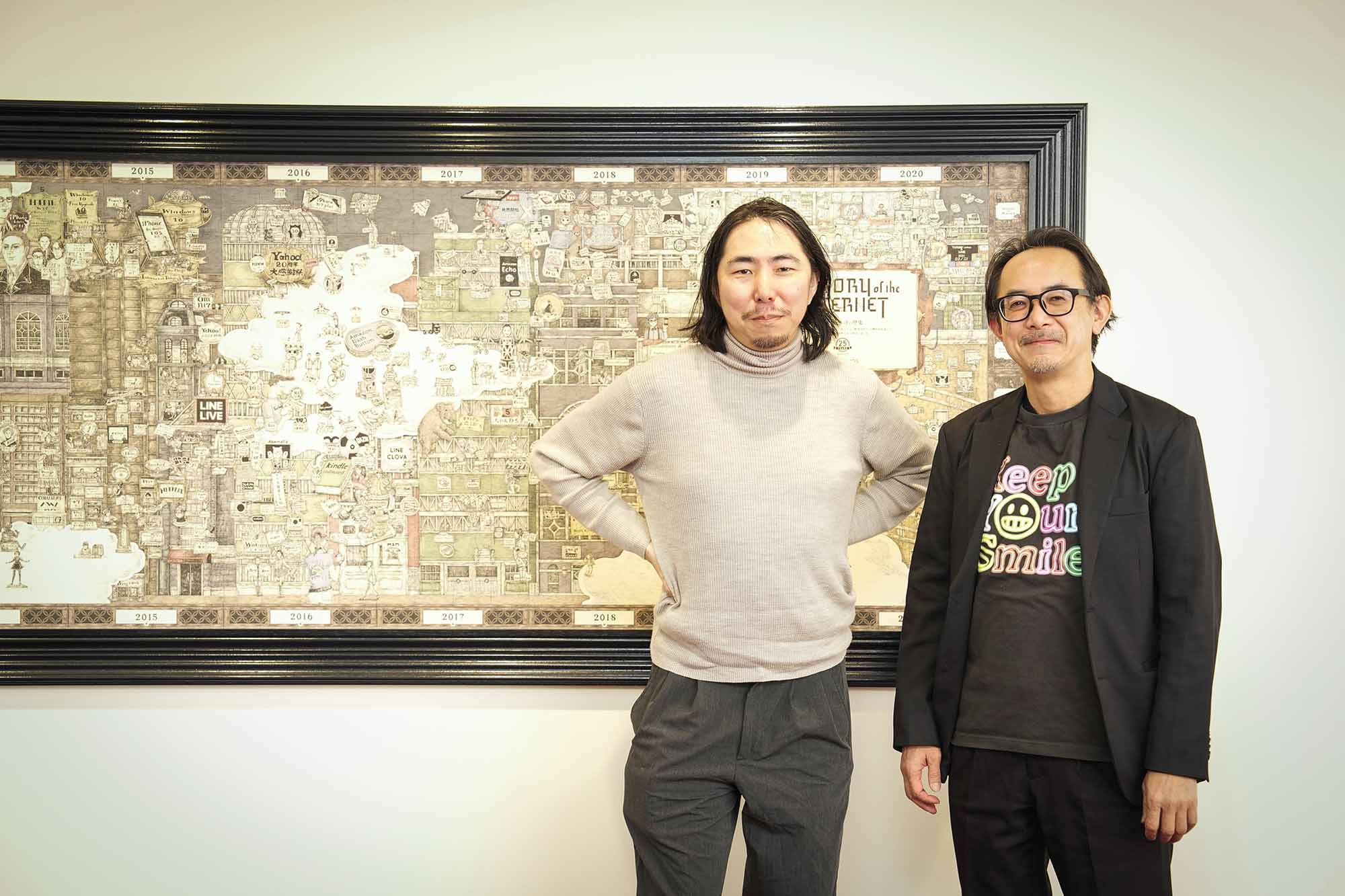 今後のAI進化がどうなるか、5年後の答え合わせを楽しみましょうという２人。LINEヤフー社のタペストリーの前で撮影