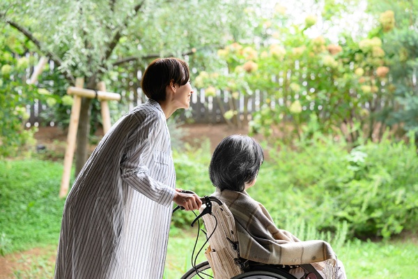 親の介護はお金のないときにやってくるもの(写真:kapinon/stock.adobe.com) 親の介護はお金のないときにやってくるもの(写真: kapinon/stock.adobe.com)