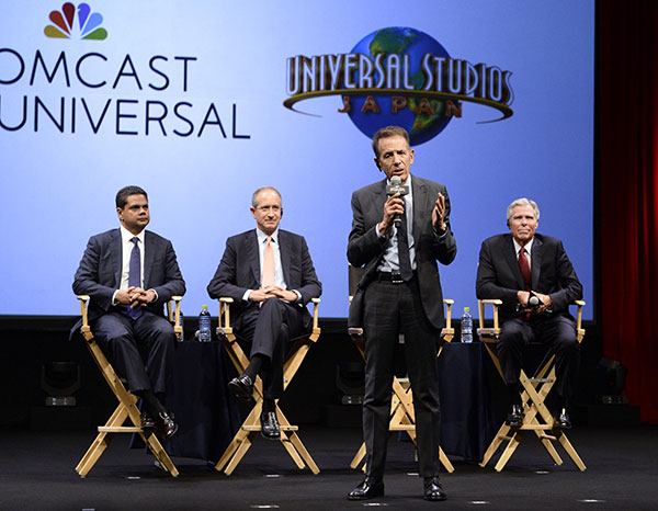 米コムキャストによるユー・エス・ジェイ買収の会見。ユー・エス・ジェイのグレン・ガンペルCEO（右から2人目）やコムキャスト、大株主のゴールドマン・サックスの幹部らが出席。森岡氏の姿はそこにはなかった（写真＝産経新聞社）