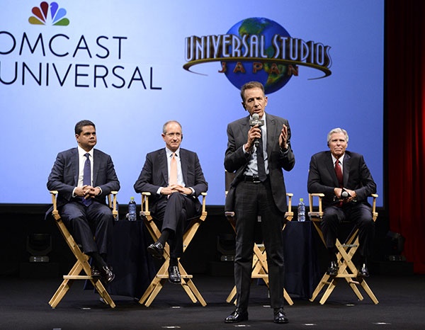 米コムキャストによるユー・エス・ジェイ買収の会見。ユー・エス・ジェイのグレン・ガンペルCEO(右から2人目)やコムキャスト、大株主のゴールドマン・サックスの幹部らが出席。森岡氏の姿はそこにはなかった(写真=産経新聞社)