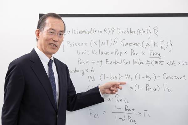 森岡氏と数学マーケティングを構築してきた刀の今西聖貴CIO(写真=菅野 勝男)