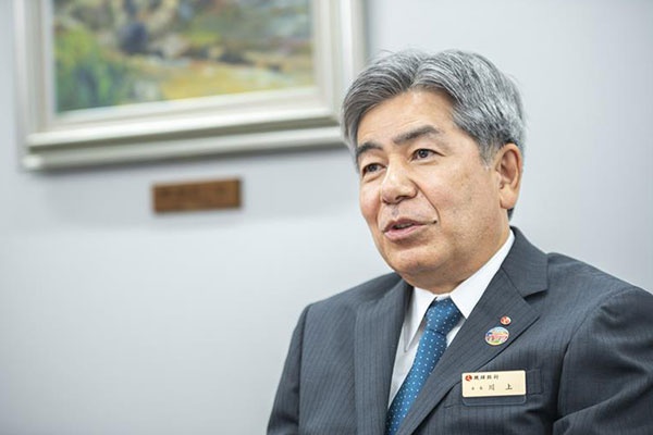 琉球銀行の川上康会長(写真=宮市 雅彦)