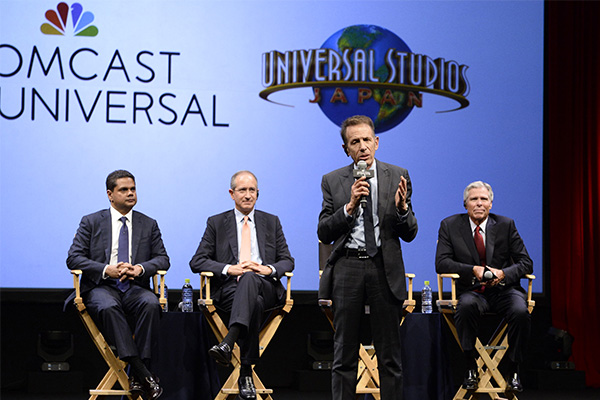 米メディア大手、コムキャストによるUSJ買収の会見の様子。USJの大株主だった米ゴールドマン・サックスは2015年、米コムキャストに株式を譲渡した。一番左からゴールドマン・サックス、コムキャスト、USJの各幹部（写真＝産経新聞社）