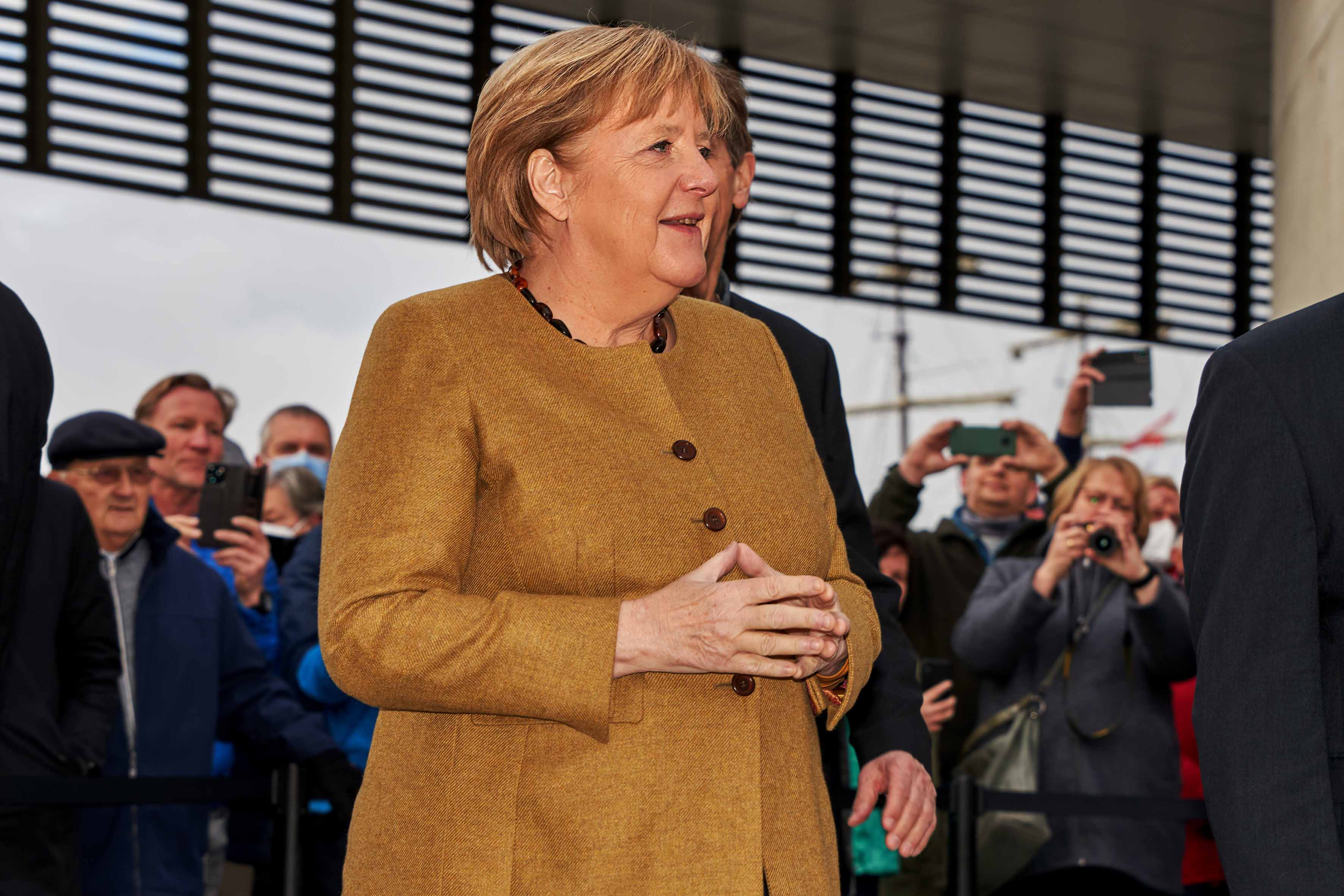 大勢の人々を前に「ドイツ移民ハウス」を訪れたメルケル首相(当時)(2021年11月)(写真:Heide Pinkall/shutterstock.com)