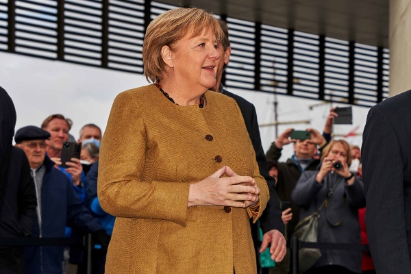 大勢の人々を前に「ドイツ移民ハウス」を訪れたメルケル首相(当時)(2021年11月)(写真:Heide Pinkall/shutterstock.com)