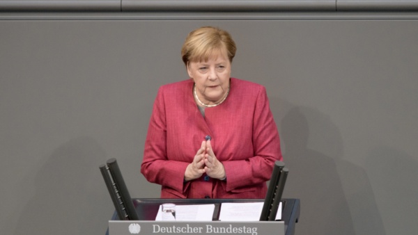 ドイツ連邦議会で演説するメルケル首相(当時)(2020年9月)(写真:photocosmos1/shutterstock.com)