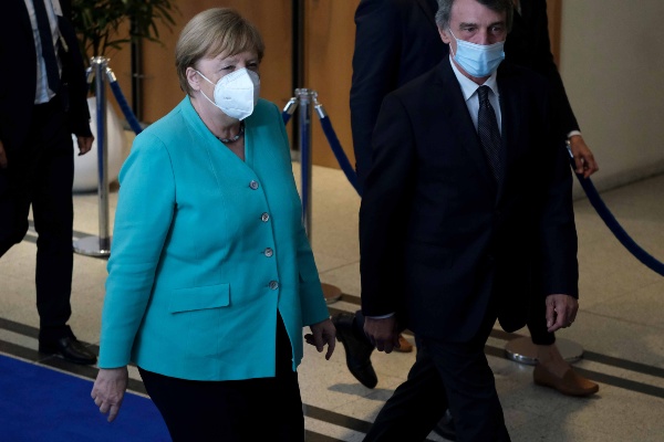 ダヴィド・サッソリ欧州議会議長(右)と欧州議会の記者会見に向かうメルケル首相(当時)(2020年7月、ベルギー・ブリュッセル)(写真:Alexandros Michailidis/shutterstock.com)