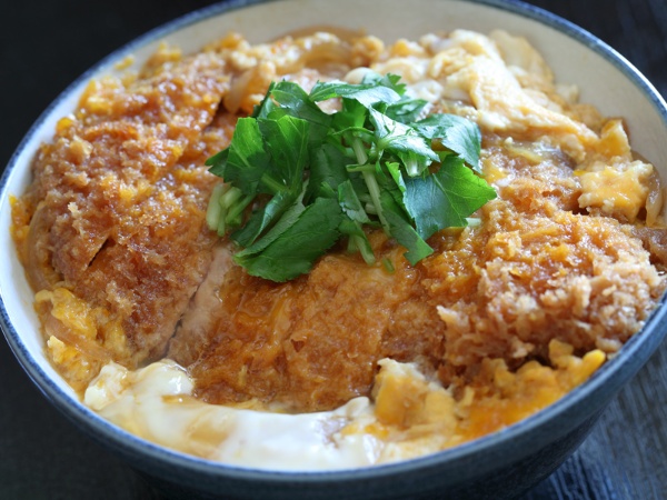 「カツ丼500円のお店なんて儲からない」は、残念な見立てだった(写真:gontabunta/Shutterstock.com)