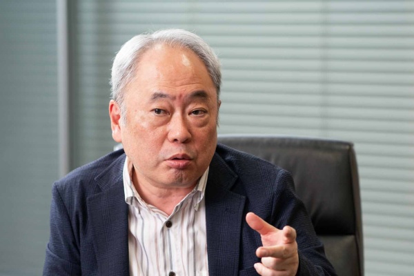 <b>冨山和彦(とやま・かずひこ)氏 日本共創プラットフォーム(JPiX) 代表取締役会長</b><br>ボストン コンサルティング グループ、コーポレイトディレクション代表取締役を経て、2003年、産業再生機構設立時に参画しCOOに就任。解散後、07年、経営共創基盤(IGPI)を設立し代表取締役CEO就任。20年、日本共創プラットフォーム(JPiX)を設立。東京大学法学部卒業、スタンフォード大学経営学修士(MBA)、司法試験合格。近刊に、『日本経済AI成長戦略』(文藝春秋)がある。(写真=尾関祐治、以下同) <b>冨山和彦(とやま・かずひこ)氏 日本共創プラットフォーム(JPiX) 代表取締役会長</b><br>ボストン コンサルティング グループ、コーポレイトディレクション代表取締役を経て、2003年、産業再生機構設立時に参画しCOOに就任。解散後、07年、経営共創基盤(IGPI)を設立し代表取締役CEO就任。20年、日本共創プラットフォーム(JPiX)を設立。東京大学法学部卒業、スタンフォード大学経営学修士(MBA)、司法試験合格。近刊に、『日本経済AI成長戦略』(文藝春秋)がある。(写真=尾関祐治、以下同)