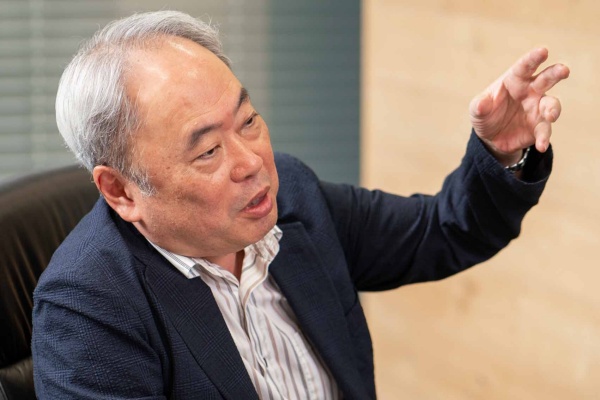 <b>冨山和彦(とやま・かずひこ)氏 日本共創プラットフォーム(JPiX) 代表取締役会長</b><br>ボストン コンサルティング グループ、コーポレイトディレクション代表取締役を経て、2003年、産業再生機構設立時に参画しCOOに就任。解散後、07年、経営共創基盤(IGPI)を設立し代表取締役CEO就任。20年、日本共創プラットフォーム(JPiX)を設立。東京大学法学部卒業、スタンフォード大学経営学修士(MBA)、司法試験合格。近刊に『日本経済AI成長戦略』(文藝春秋)がある。(写真=尾関祐治、以下同) <b>冨山和彦(とやま・かずひこ)氏 日本共創プラットフォーム(JPiX) 代表取締役会長</b><br>ボストン コンサルティング グループ、コーポレイトディレクション代表取締役を経て、2003年、産業再生機構設立時に参画しCOOに就任。解散後、07年、経営共創基盤(IGPI)を設立し代表取締役CEO就任。20年、日本共創プラットフォーム(JPiX)を設立。東京大学法学部卒業、スタンフォード大学経営学修士(MBA)、司法試験合格。近刊に『日本経済AI成長戦略』(文藝春秋)がある。(写真=尾関祐治、以下同)
