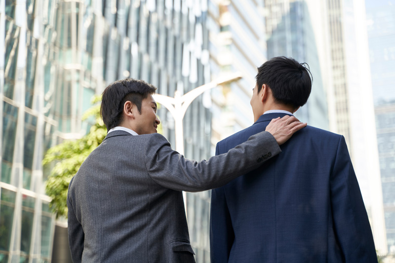 「目標としたい先輩」が身近にいたのは過去の話?(写真:imtmphoto/Shutterstock.com)
