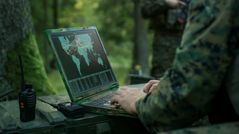 戦闘中に、軍用のノートパソコンを使用する兵士(写真:Shutterstock)