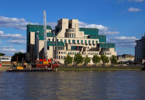 ロンドンに実在するMI6（SIS）の建物。『007』シリーズの映画にも何度か登場している（写真：Shutterstock）
