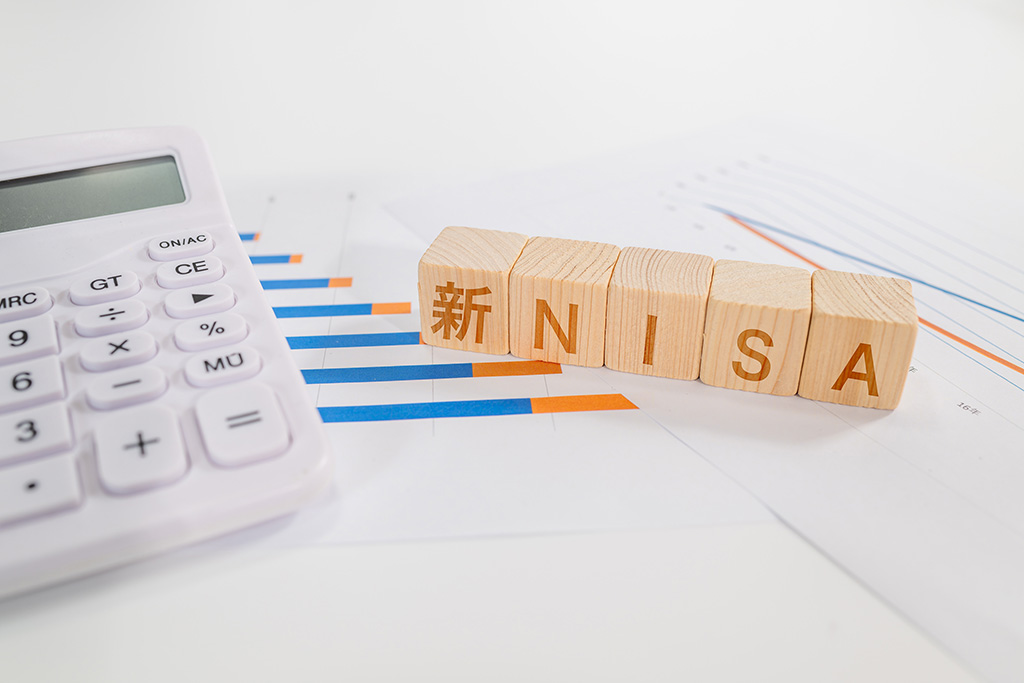 「新NISAで積立投資を行うにあたっては、並行して一定額の積立定期預金も継続することをお勧めします」（写真：shiro／stock.adobe.com）