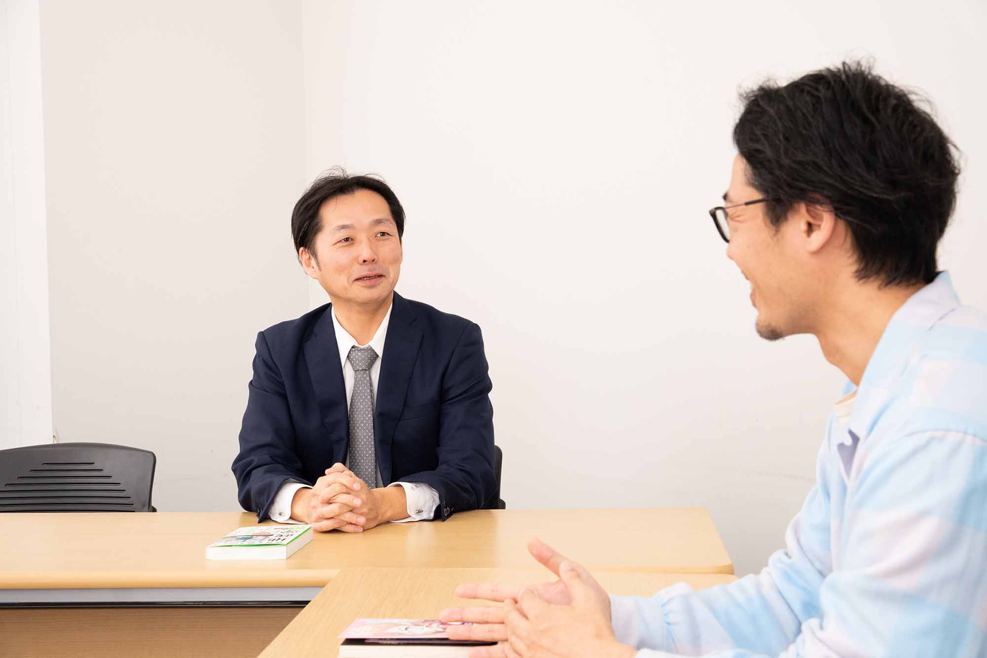 日本でもプロフが食べられる店があると談笑する2人