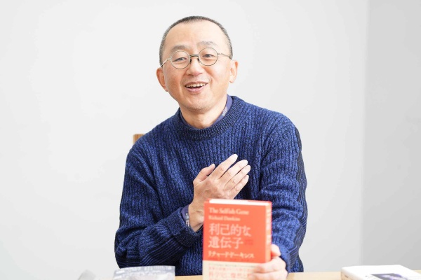 ロングセラーとなったリチャード・ドーキンスの『利己的な遺伝子』はサイエンス本を代表する一冊だが、夏目さんにとっては「生き方を変えられた本」でもある ロングセラーとなったリチャード・ドーキンスの『利己的な遺伝子』はサイエンス本を代表する一冊だが、夏目さんにとっては「生き方を変えられた本」でもある
