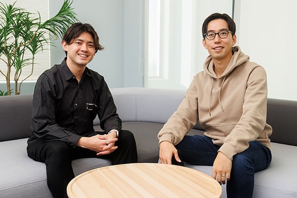 メルカリ石川佑樹氏(右)に話を聞くのは、前編に続き、24年2月に『生成AI時代を勝ち抜く事業・組織のつくり方』(日経BP)を刊行したPOSTS代表の梶谷健人氏(左)