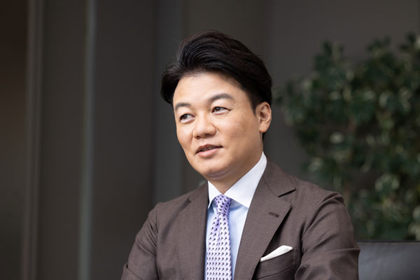 弁護士ドットコム代表取締役社長兼CEO、元榮太一郎（写真＝的野 弘路）