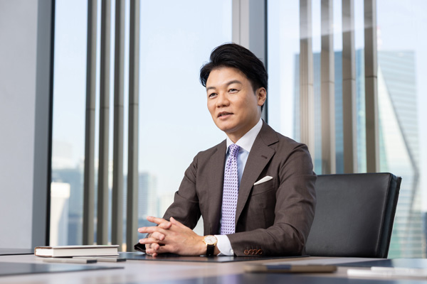 弁護士ドットコム代表取締役社長兼CEO、元榮太一郎（写真＝的野 弘路）