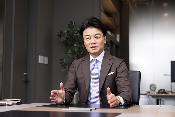 弁護士ドットコム代表取締役社長兼CEO、元榮太一郎（写真＝的野 弘路）
