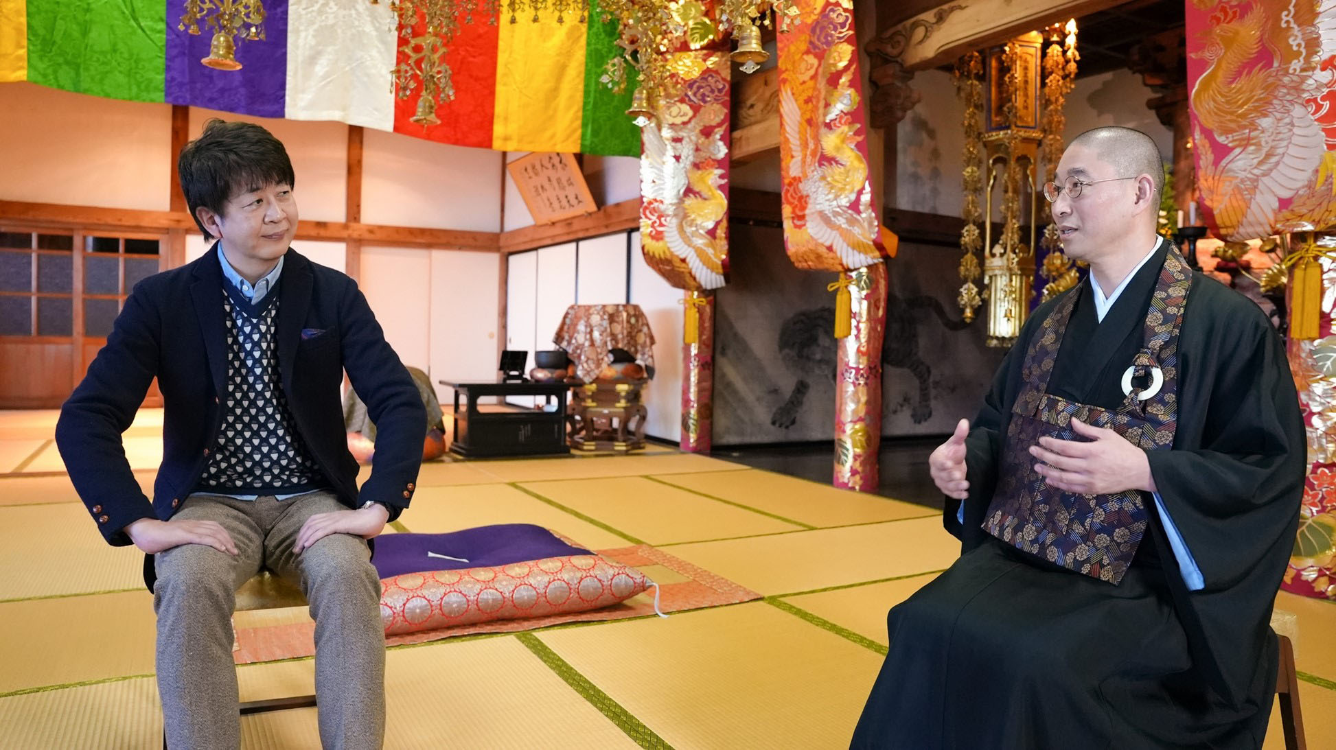 藤吉氏(左)と大愚元勝和尚(福厳寺本堂にて)