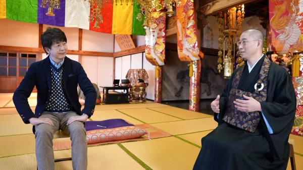 藤吉氏(左)と大愚元勝和尚(福厳寺本堂にて)