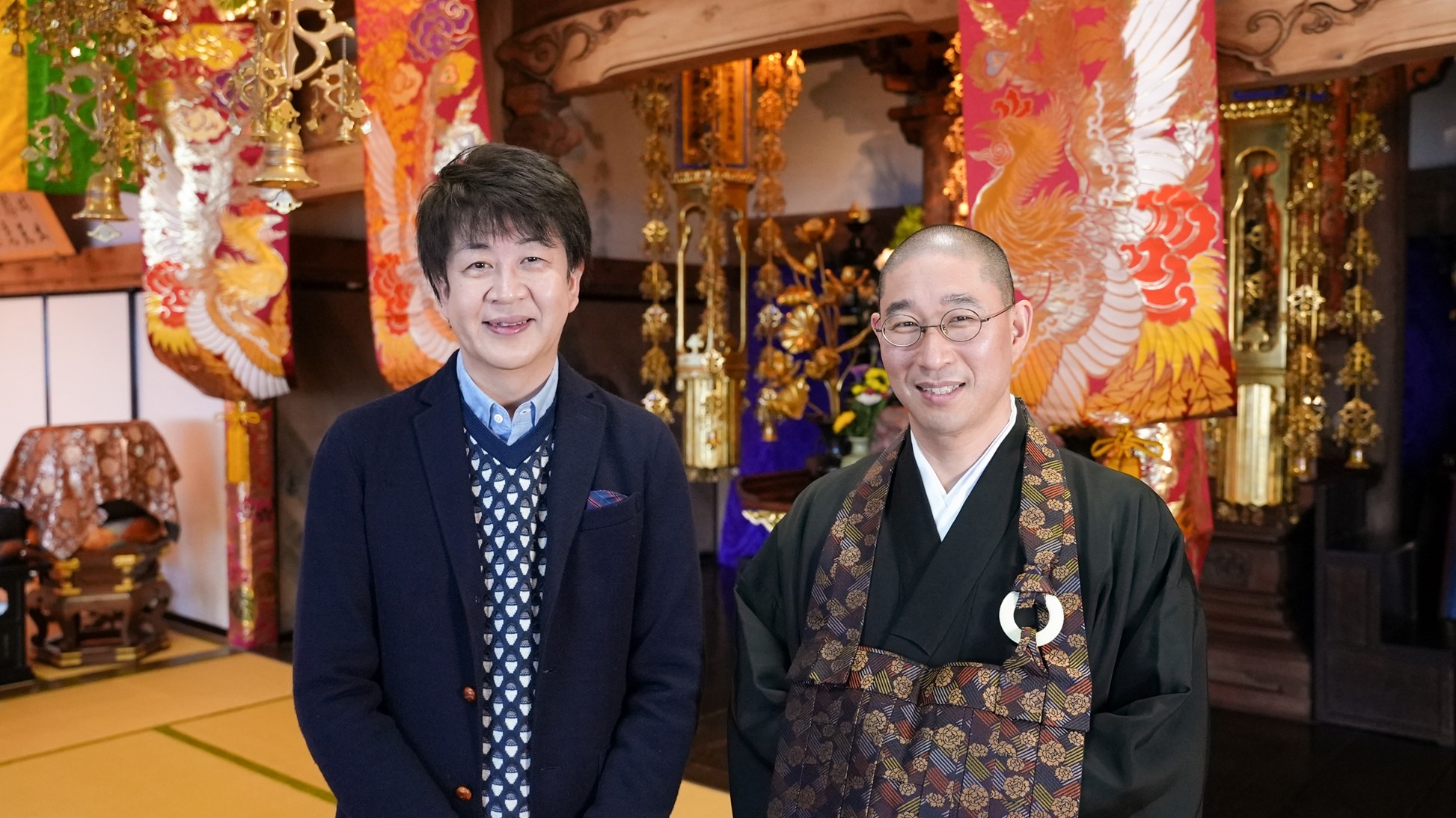 藤吉氏(左)と大愚元勝和尚(福厳寺本堂にて)