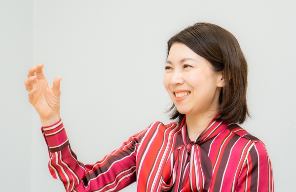 <span class="fontBold">松澤萬紀(まつざわ・まき)</span><br>日本ホスピタリティー・マナー研究所・代表。幼少期より客室乗務員(CA)に憧れ、8回目の試験で念願のCAに合格。ANA(全日空)のCAとして12年間勤務する。ANA退社後は、ホスピタリティー・マナー講師、顧客満足度(CS)向上コンサルタントとして活動。関西人ならではのユーモラスな講義で、過去最多の年は、年間登壇回数200回以上。総受講者数は、2万人以上。1年後の研修も決まっている。「礼法講師」資格、「日本メンタルヘルス協会公認心理カウンセラー」資格も持つ。「新入社員研修」「管理職研修」「接遇研修」などを中心に、幅広い層に対して豊富な研修実績を持つ。著書に、『100%好かれる1%の習慣』『図解 100%好かれる1%の習慣』『1秒で「気がきく人」がうまくいく』(以上、ダイヤモンド社)などがあり累計25万部を突破。台湾や韓国で翻訳本も発売されている。日本テレビ「ヒルナンデス!」「NOGIBINGO!」「news every.」、読売テレビ「情報ライブ ミヤネ屋」出演などメディアでも活躍中(写真:尾関祐治、以下同)