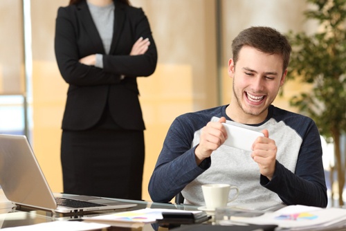 会社が「社員はサボる」と考え、社員が「仕事はサボれる」と考える環境ではジョブ型はうまくいかない。(写真提供:Antonio Guillem/Shutterstock.com) 会社が「社員はサボる」と考え、社員が「仕事はサボれる」と考える環境ではジョブ型はうまくいかない。(写真提供:Antonio Guillem/Shutterstock.com)