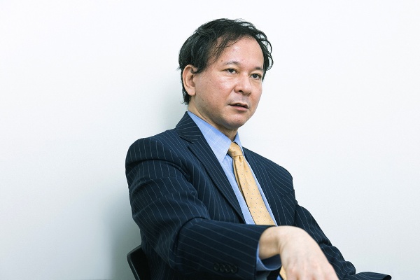 「戦争とスポーツには相違点と共通点があります」と話す高橋さん 「戦争とスポーツには相違点と共通点があります」と話す高橋さん