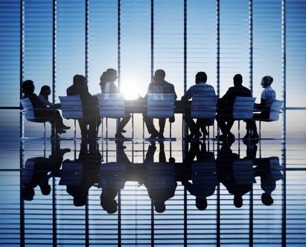 組織が大きくなると、各種の会議などが経営者の意思決定のタイミングを支配するようになる（写真／Shutterstock）