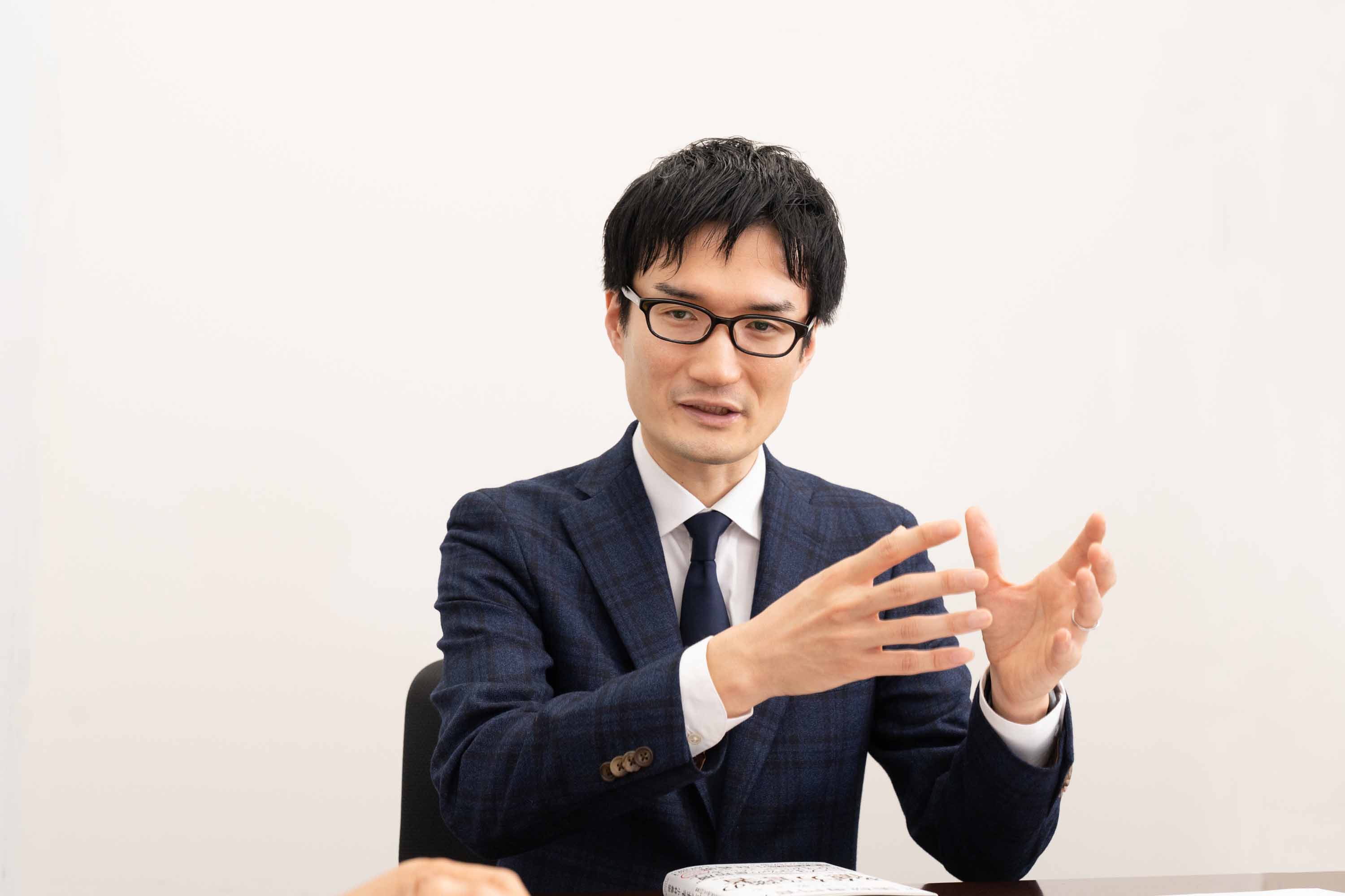 <b>小林義崇(こばやし・よしたか)</b> 元国税局ライター<br>1981年、福岡県生まれ。西南学院大学商学部卒業。2004年に東京国税局の国税専門官として採用され、以後、都内の税務署、東京国税局、東京国税不服審判所において、相続税の調査や所得税の確定申告対応、不服審査業務等に従事。2017年7月、東京国税局を辞職し、フリーライターに転身。書籍や雑誌、ウェブメディアを中心とする精力的な執筆活動に加え、YouTubeでお金に関する情報発信を行っている。