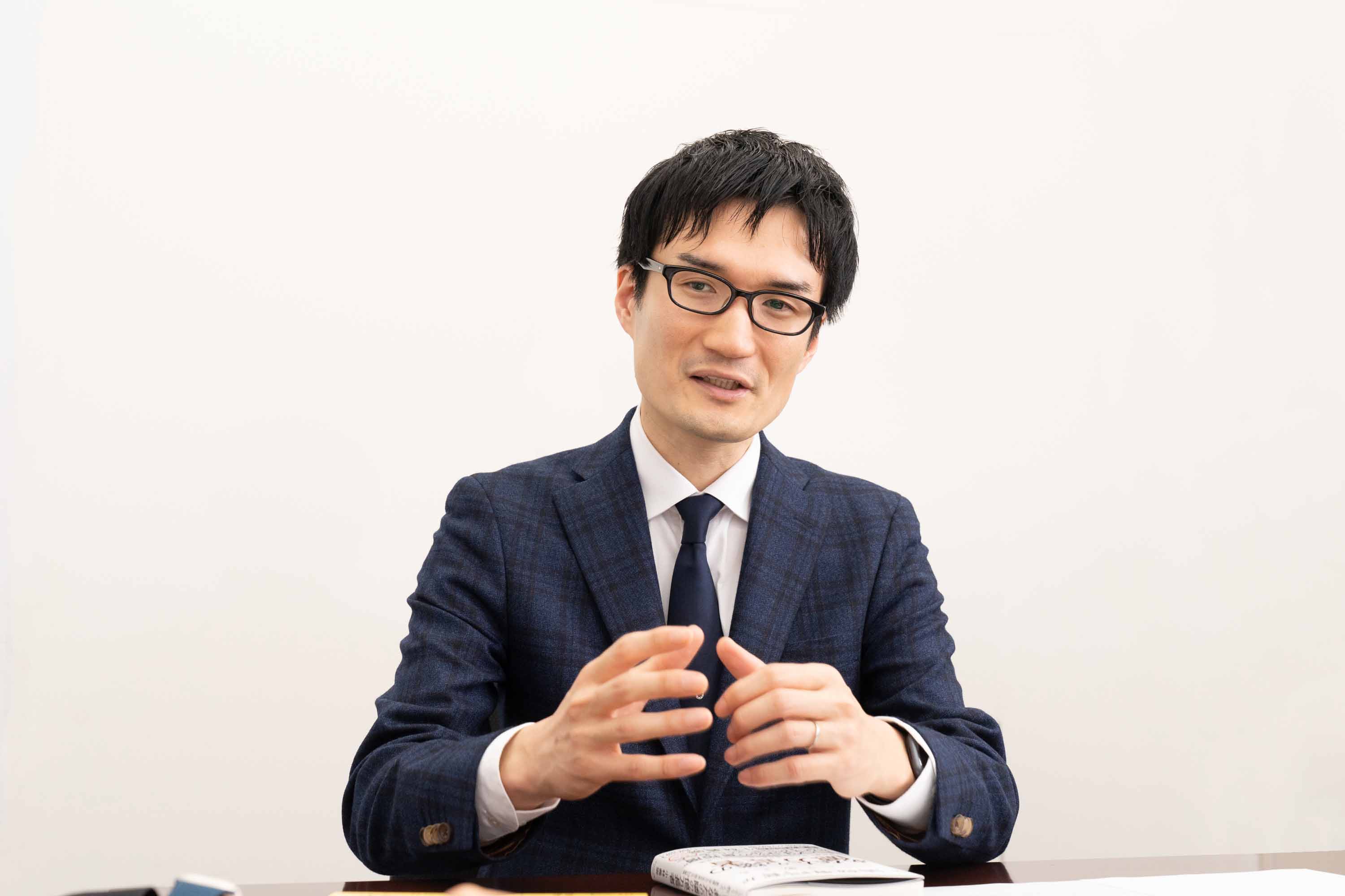 <b>小林義崇(こばやし・よしたか)</b> 元国税局ライター<br>1981年、福岡県生まれ。西南学院大学商学部卒業。2004年に東京国税局の国税専門官として採用され、以後、都内の税務署、東京国税局、東京国税不服審判所において、相続税の調査や所得税の確定申告対応、不服審査業務等に従事。2017年7月、東京国税局を辞職し、フリーライターに転身。書籍や雑誌、ウェブメディアを中心とする精力的な執筆活動に加え、YouTubeでお金に関する情報発信を行っている。