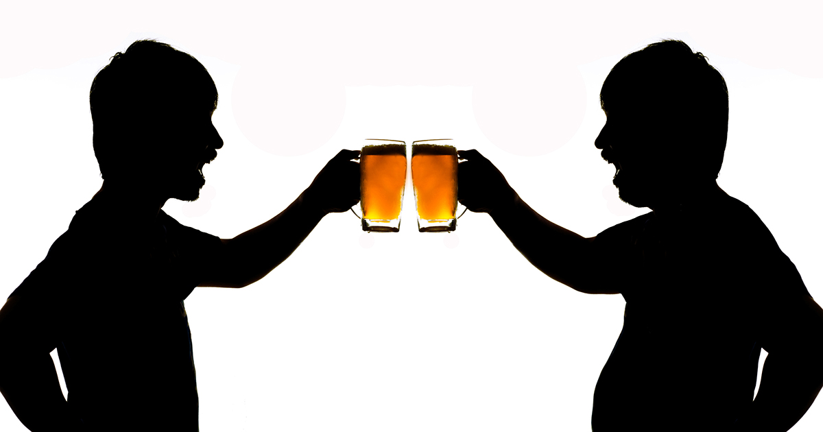 酒好きでお腹がポッコリしている人は多いけれど、酒は本当に太りにくい？（写真：peacebuts／stock.adobe.com）