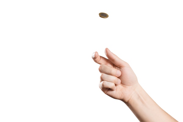 期待値がプラスのコイン投げでも、多くの人はやらない（写真／Shutterstock）