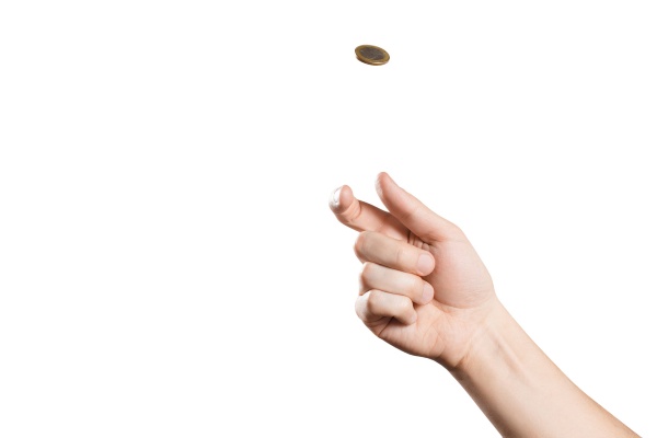 期待値がプラスのコイン投げでも、多くの人はやらない(写真/Shutterstock)