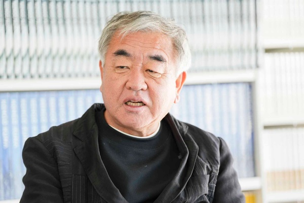 「モダニズムも和も家元制のようなもので、折衷的なものを認めようとしません」と話す隈研吾さん(写真:鈴木愛子)