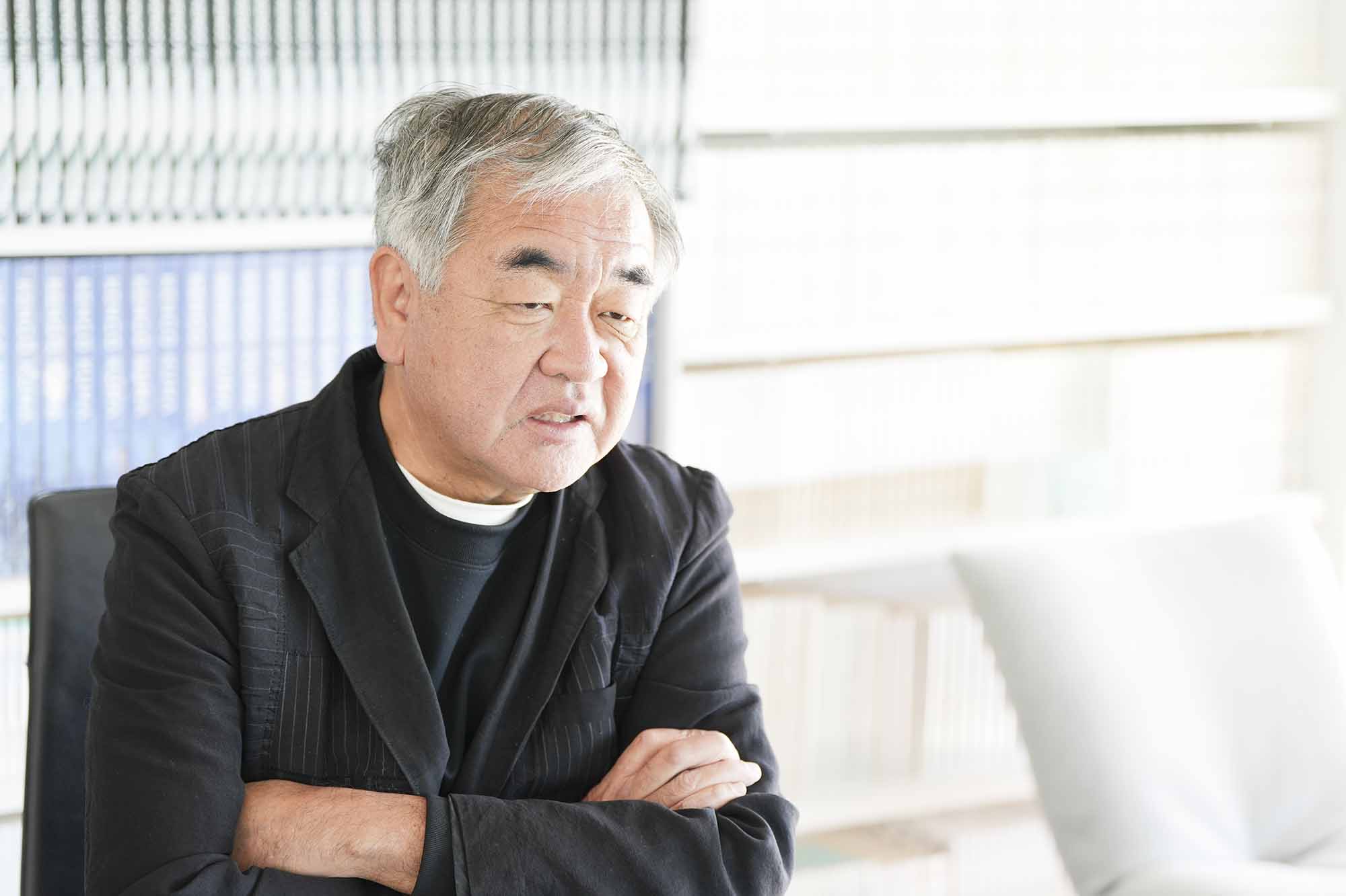「学生時代はダサいと思っていた先生が、偉く思えてきました」と話す隈研吾さん
