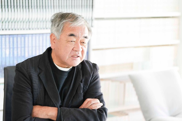 「学生時代はダサいと思っていた先生が、偉く思えてきました」と話す隈研吾さん