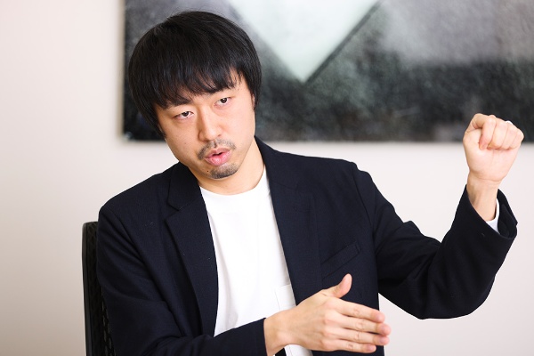 「ピッチャーが投げるボールの解析はかなり進みました」と説明する山田さん 「ピッチャーが投げるボールの解析はかなり進みました」と説明する山田さん