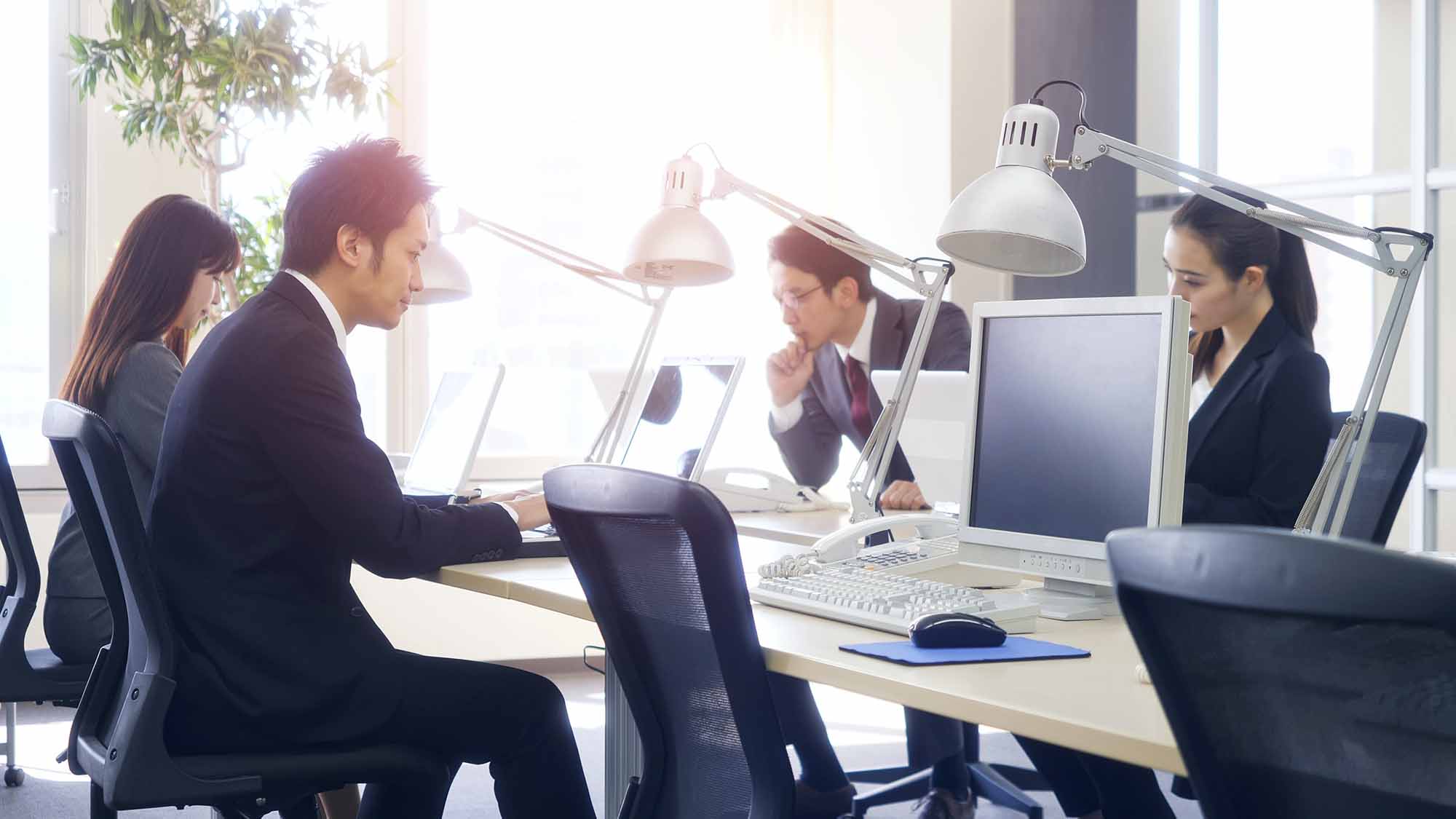 企業のAI導入はなかなか進まず、人の仕事が奪われるような事態はほとんど起きていない（写真：metamorworks／stock.adobe.com）
