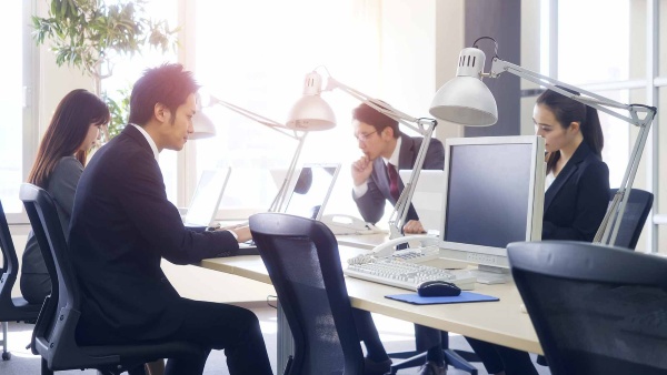 企業のAI導入はなかなか進まず、人の仕事が奪われるような事態はほとんど起きていない(写真:metamorworks/stock.adobe.com)