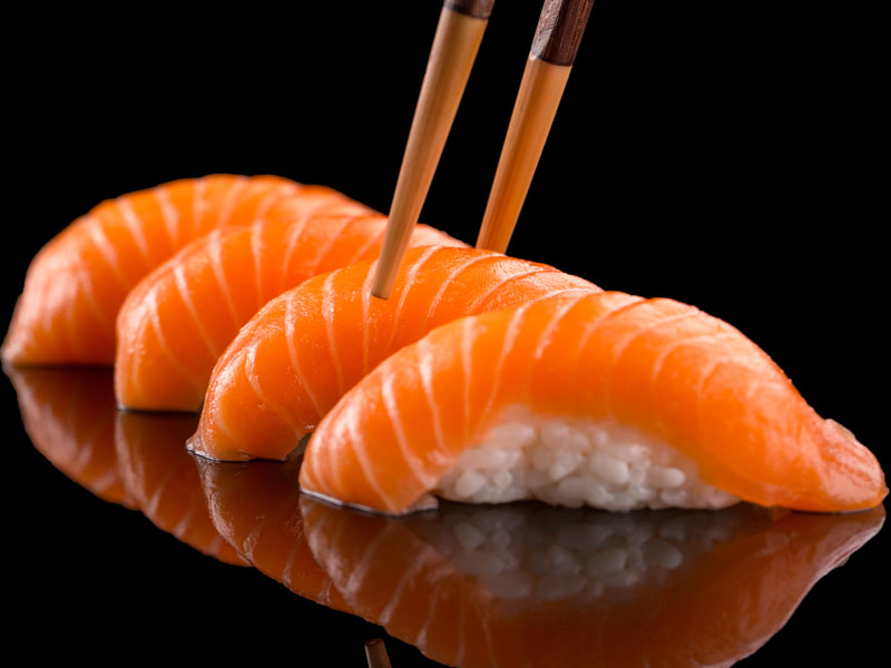 中国のすし店でも、サーモンはネタとして最も人気が高い(写真:Shutterstock) 中国のすし店でも、サーモンはネタとして最も人気が高い(写真:Shutterstock)