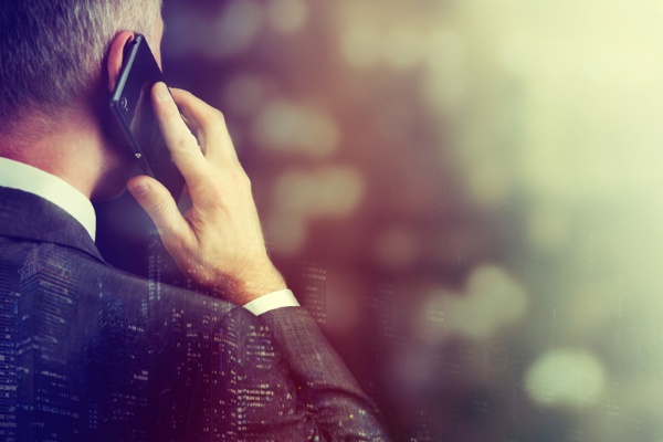 部下との電話から、あなたは「事実」を読み取れるだろうか?(写真:IgorAleks/shutterstock)