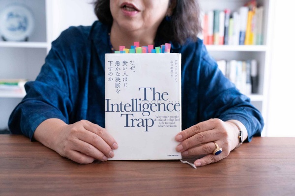 『The Intelligence Trap なぜ、賢い人ほど愚かな決断を下すのか』(デビッド・ロブソン著、土方奈美訳)。「賢さ」の裏側には、たくさんの落とし穴が潜んでいる。 『The Intelligence Trap なぜ、賢い人ほど愚かな決断を下すのか』(デビッド・ロブソン著、土方奈美訳)。「賢さ」の裏側には、たくさんの落とし穴が潜んでいる。